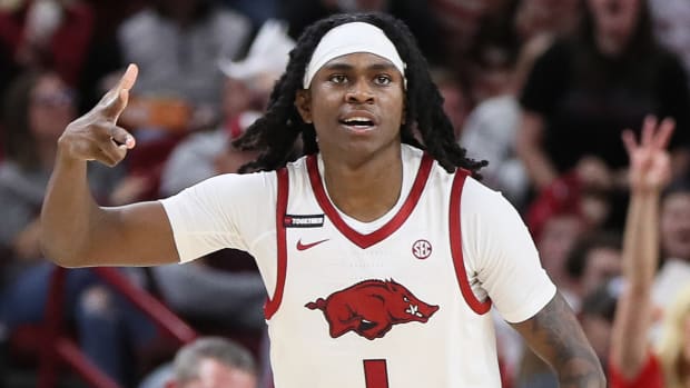 Razorbacks Keyon Menifield directing offense against UNC Wilmington